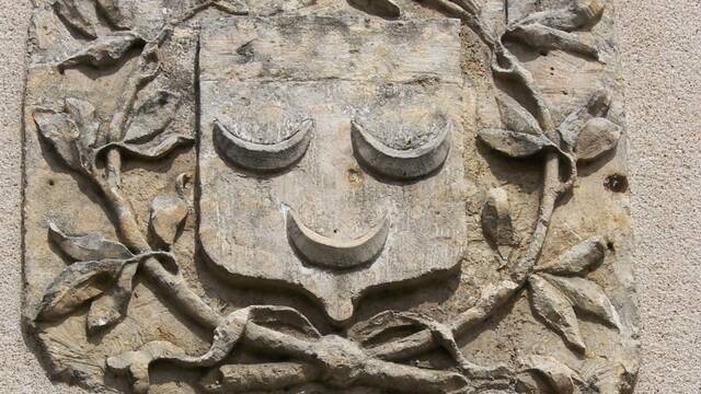 The town's coat of arms as seen in Rue du Guichet