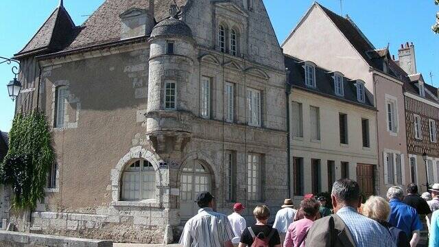 A group of tourists in front of a Renaissance house in Châteaudun