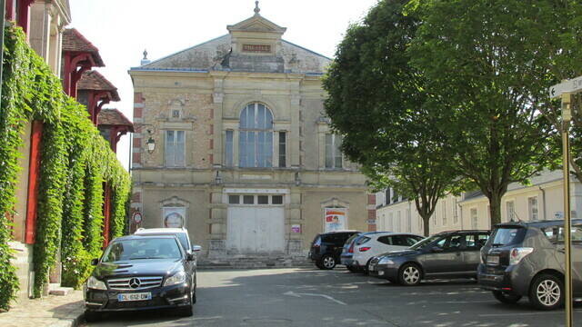 Stationnement devant le théâtre