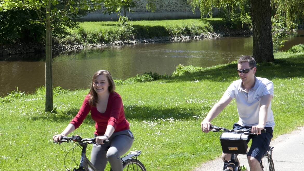 Cyclistes au bord du Loir