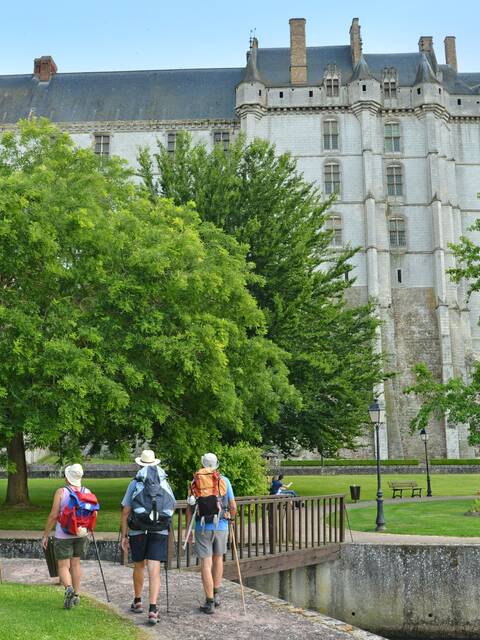 Randonneurs devant le château