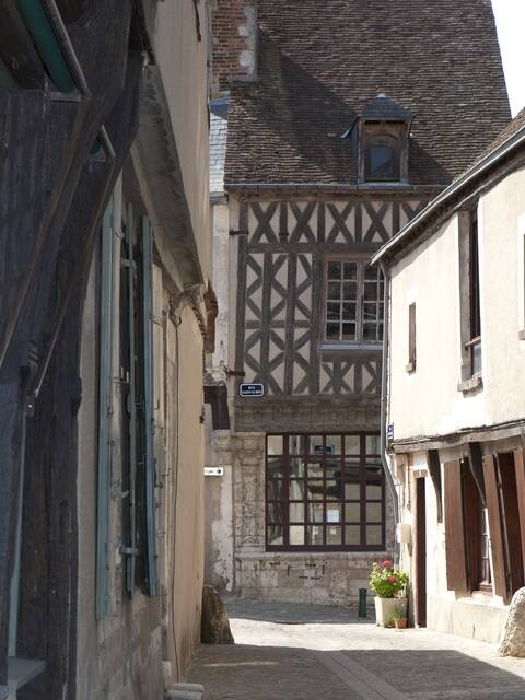 La rue Saint-Lubin et la maison Louis Esnault avec ses pans de bois