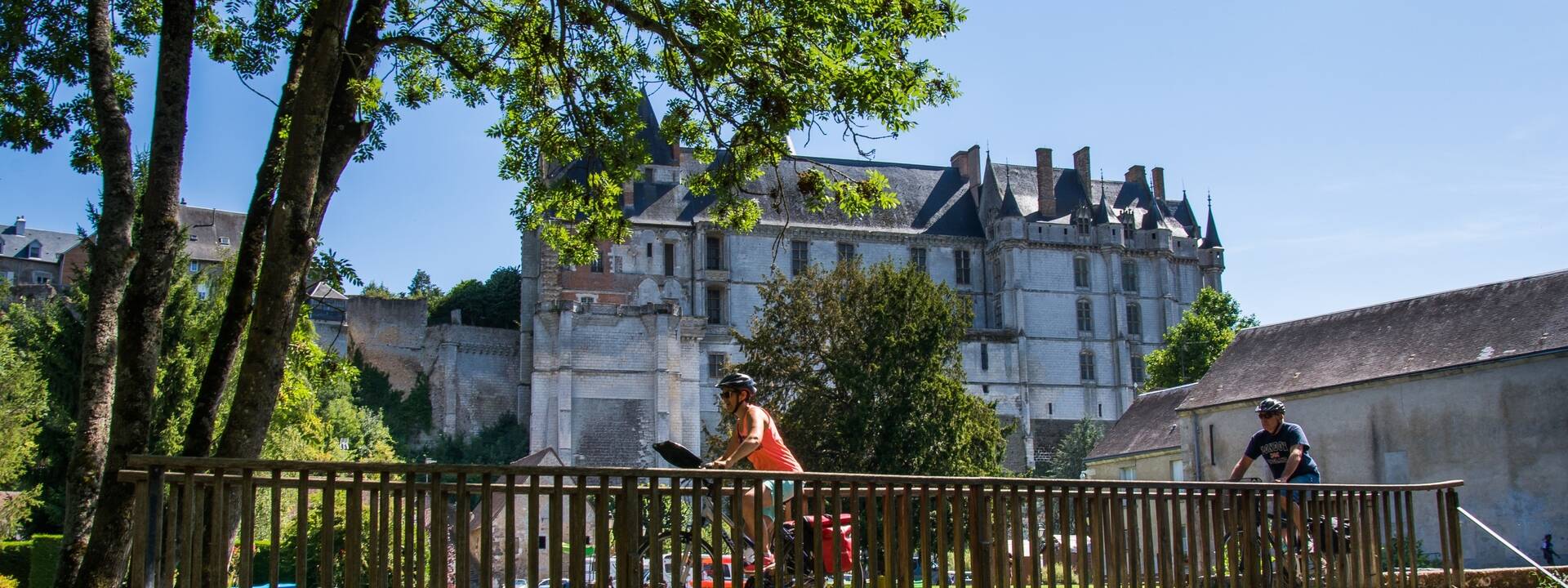 Fietsers voor het kasteel