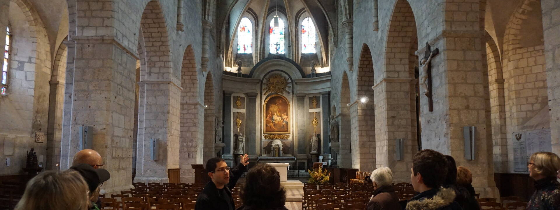 Het middenschip en het koor van de kerk Heilige Valeriaan